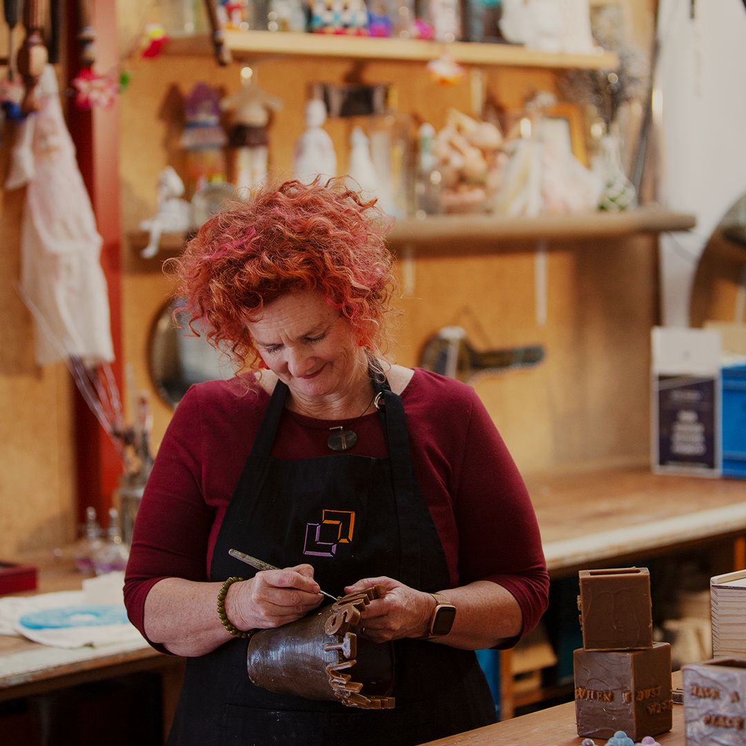 Carmen Simmonds working in the re-storyz glass studio